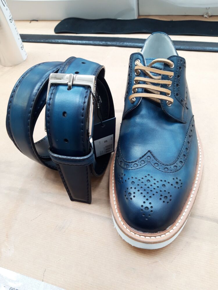 scarpe e cinture in pelle realizzate a mano